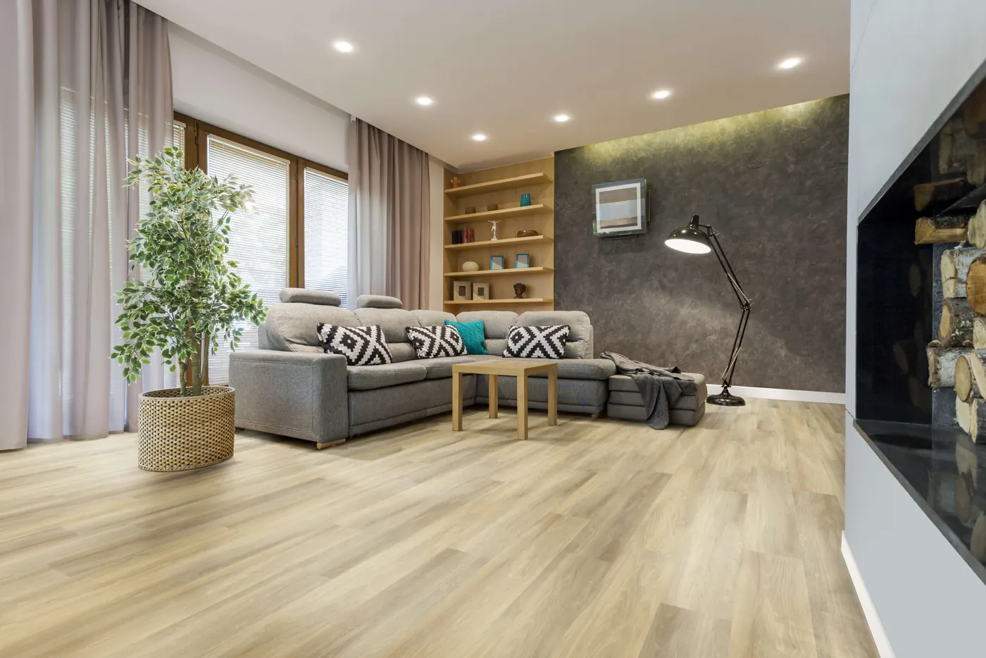 Sala com piso vinílico claro instalado